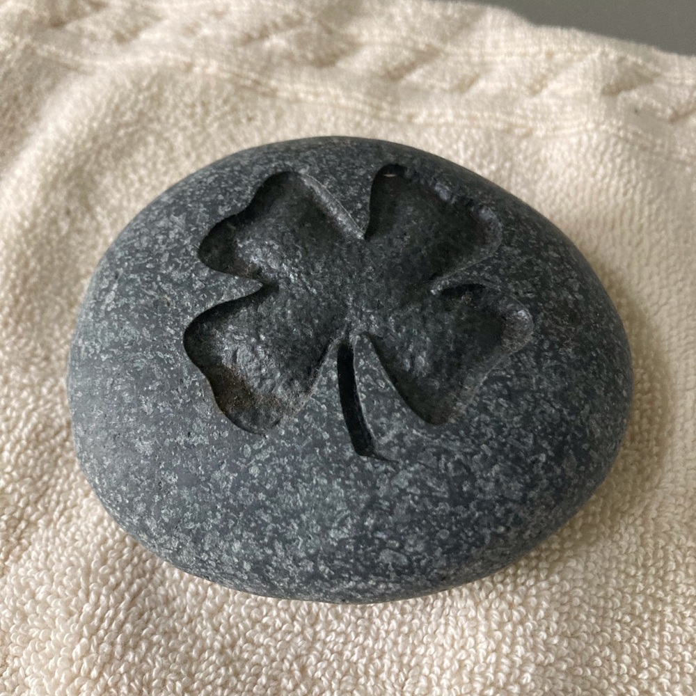 Gray Stone Clover Accent